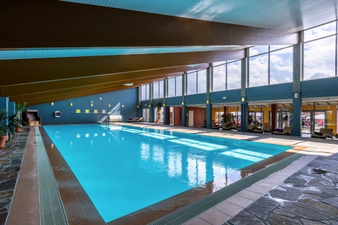 Ziehen Sie ein paar Bahnen im Hallenbad.