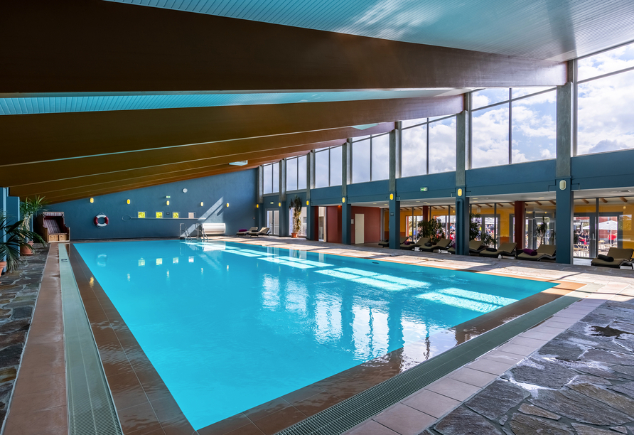 Ziehen Sie ein paar Bahnen im Hallenbad.