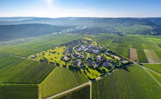 Das Eurostrand Resort Moseltal in Leiwen an der Mosel von oben.