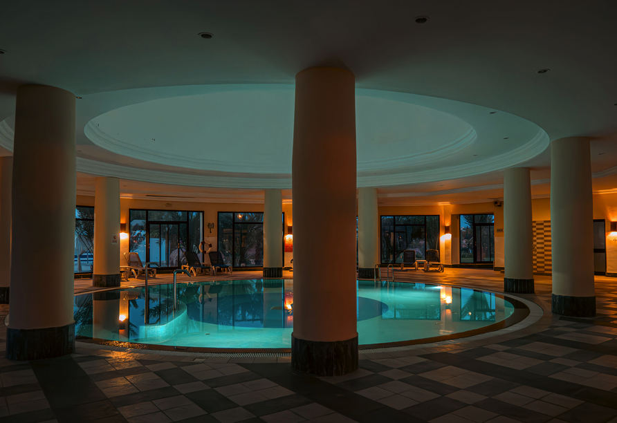 Im stimmungsvollen Hallenbad können Sie dem Alltag entfliehen.