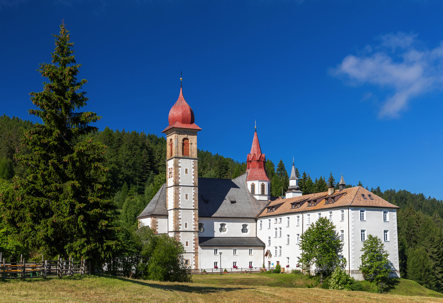Die Basilika in Maria Weißenstein zieht jedes Jahr Pilger an.
