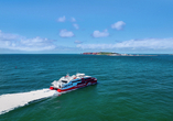Mit dem Katamaran gelangen Sie bequem über den Bodensee nach Konstanz.