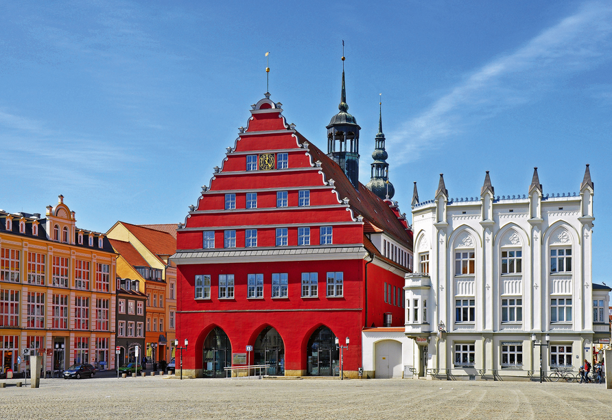 Bewundern Sie die historischen Giebelhäuser in Greifswald.