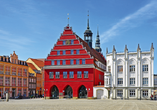 Bewundern Sie die historischen Giebelhäuser in Greifswald.