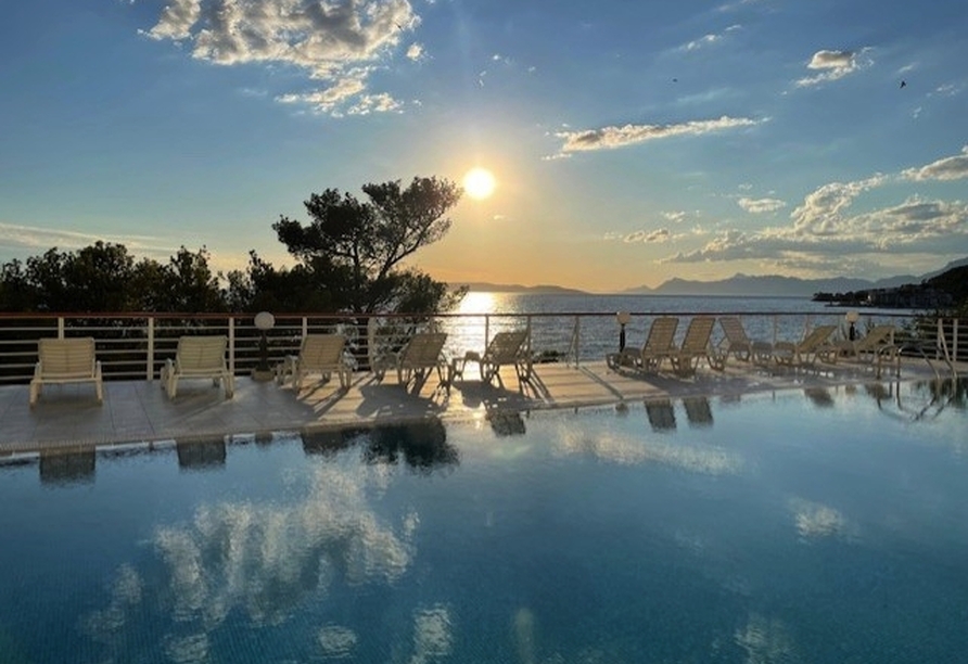 Genießen Sie den Außenpool mit Blick aufs Meer.