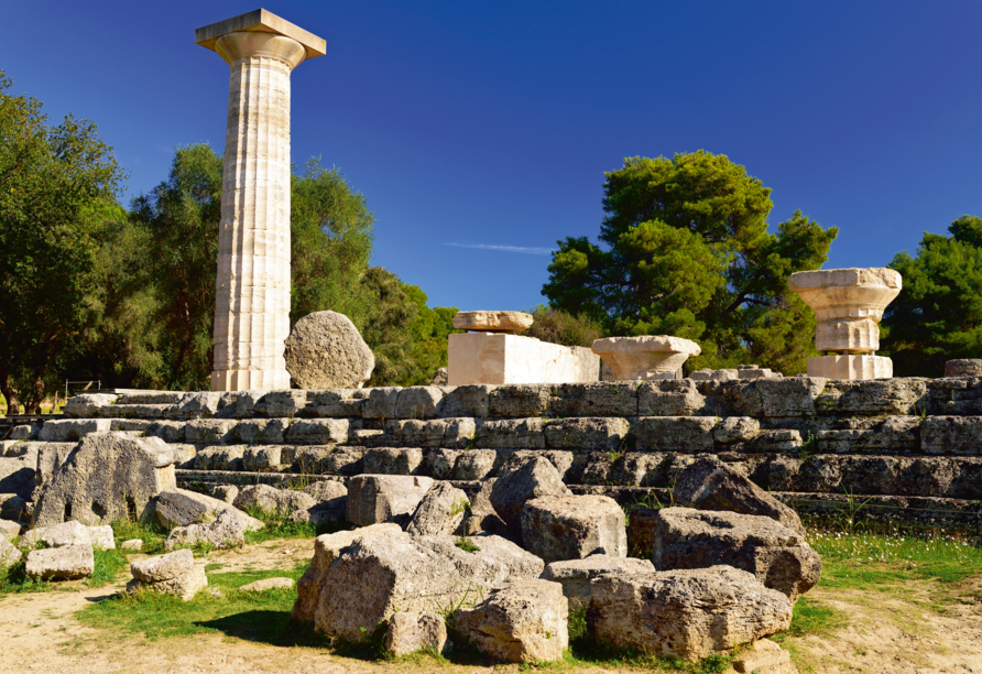 Machen Sie einen Ausflug zu den Ruinen von Olympia und bestaunen Sie die Überreste des Zeustempels.