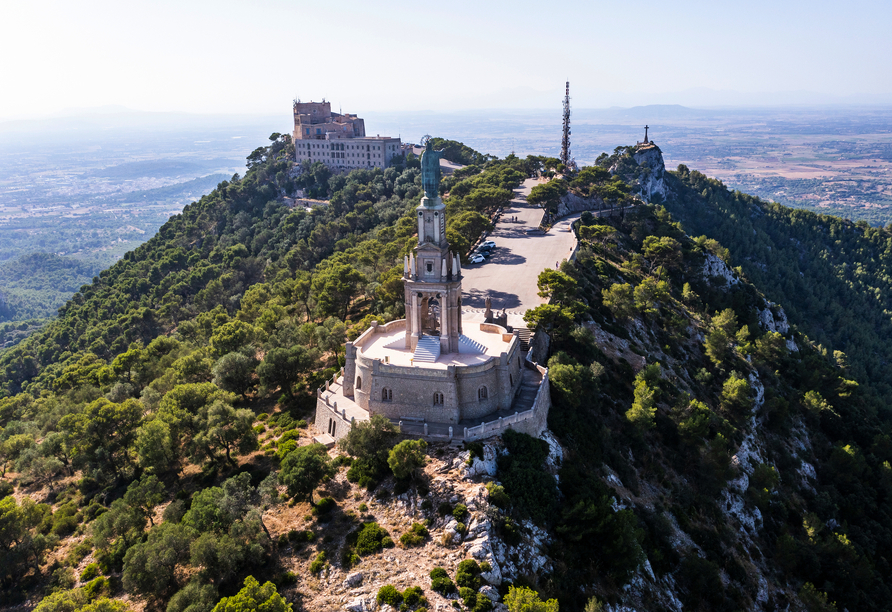 Das Kloster Sant Salvador thront rund 500 Meter über dem Meeresspiegel. Von hier aus eröffnet sich ein weiter Panoramablick über große Teile der Insel.