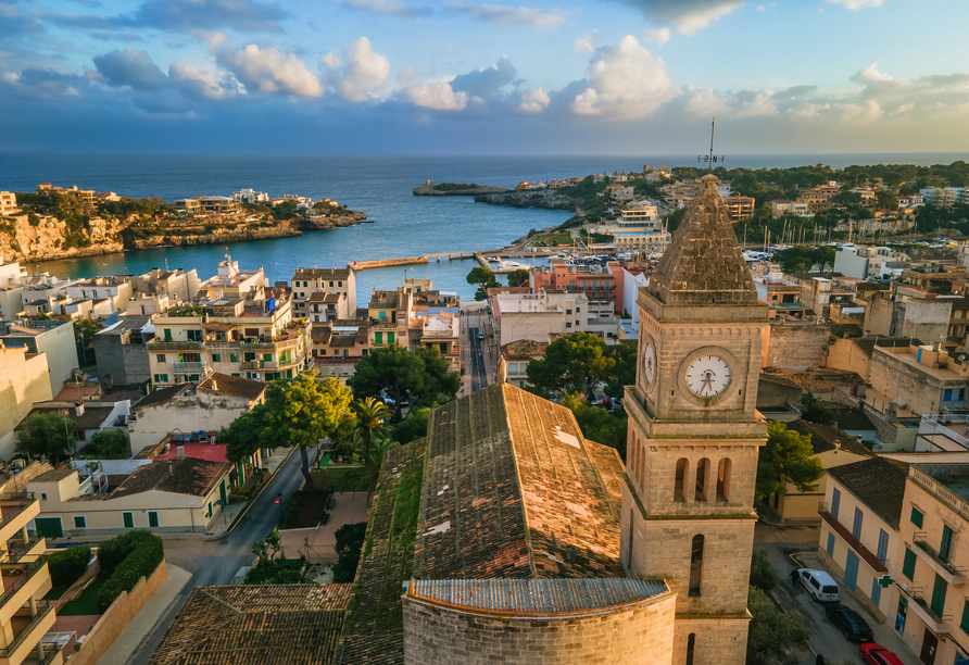 Der charmante Ort Porto Cristo liegt direkt an einer geschützten Bucht.