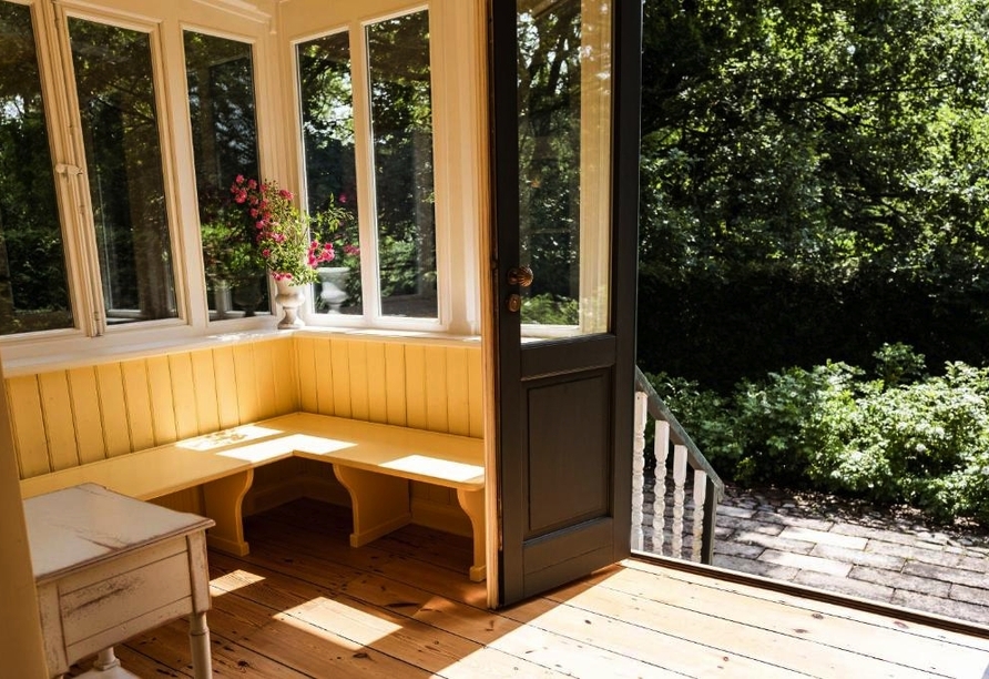 Kleine Sitzbereiche laden zum Verweilen ein.