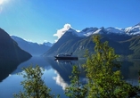 Ihr Schiff Midnatsol inmitten der norwegischen Fjorde