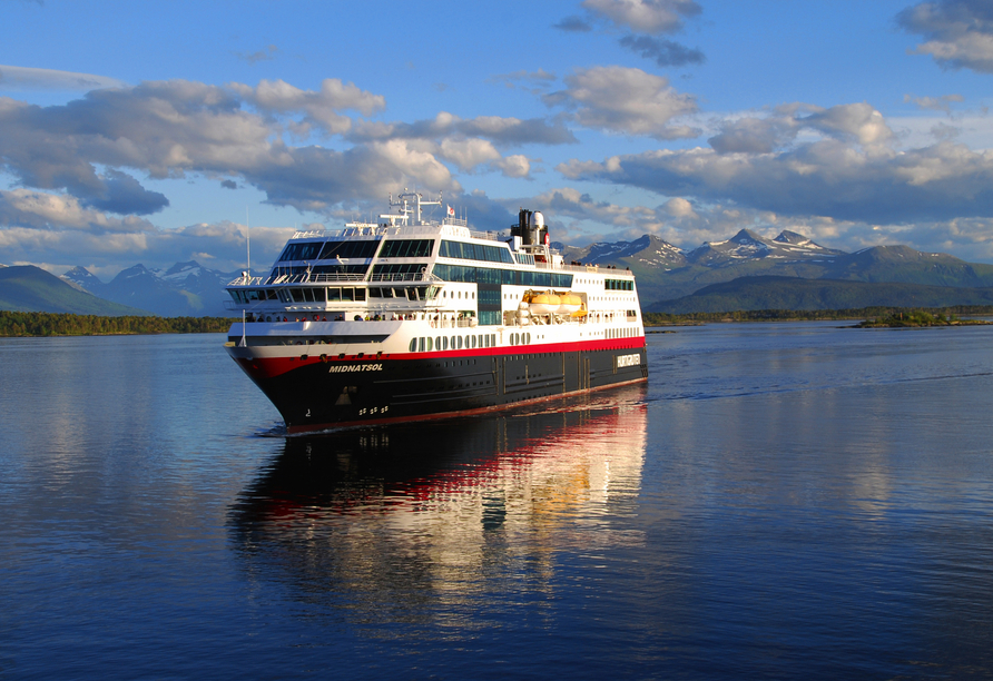 Ihr Hurtigruten-Schiff Midnatsol reist mit Ihnen durch die beeindruckenden Fjorde.