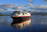 Ihr Hurtigruten-Schiff Midnatsol reist mit Ihnen durch die beeindruckenden Fjorde.