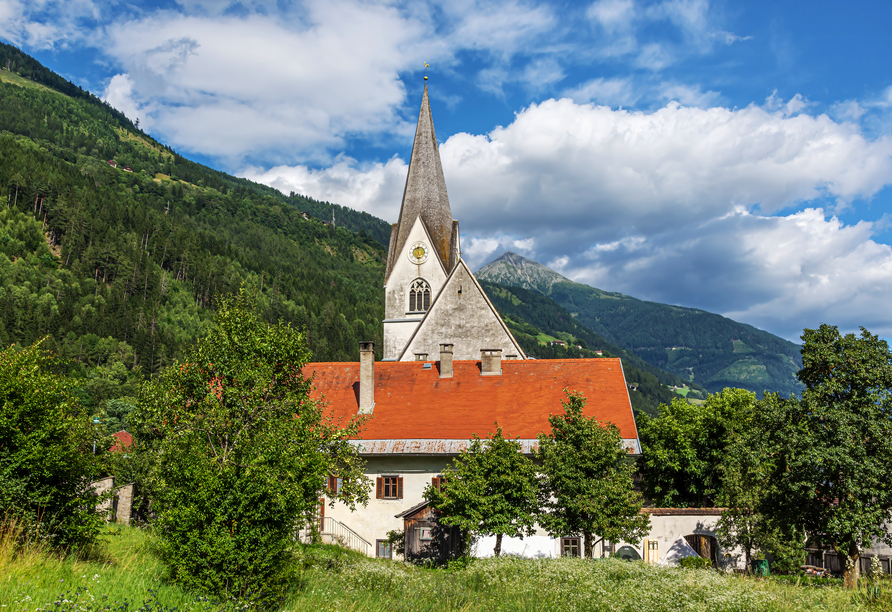 Unterwegs kommen Sie an bezaubernden Ortschaften vorbei, wie u. a. Obervellach.