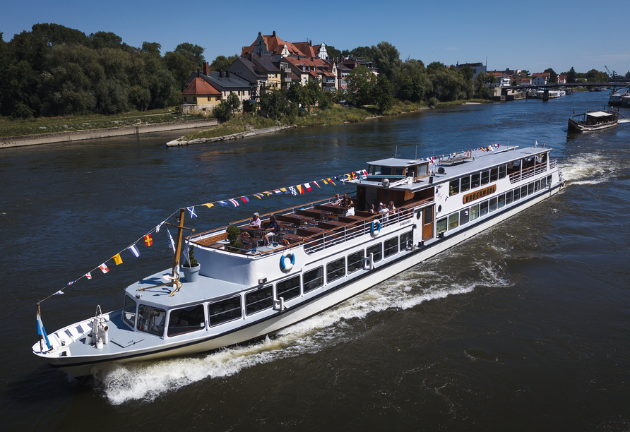 Bei einer Schifffahrt können Sie die Stadt vom Wasser aus erleben.
