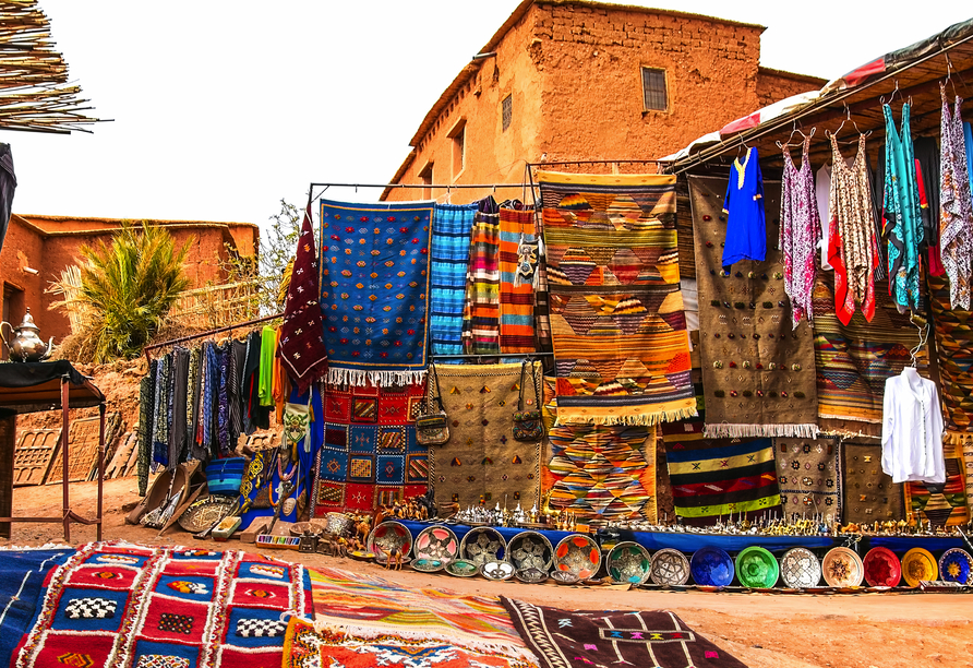 Neben Gewürzen finden Sie in Souks auch handgefertigte Waren und außergewöhnliche Souvenirs.