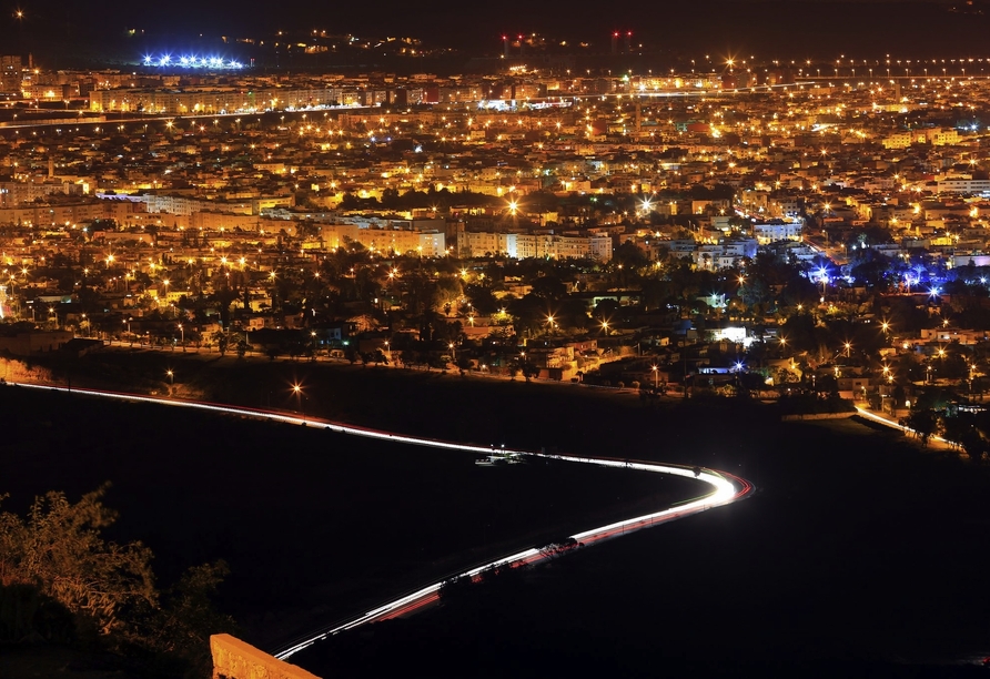 Die Stadt Agadir bei Nacht.