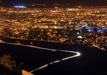 Die Stadt Agadir bei Nacht.
