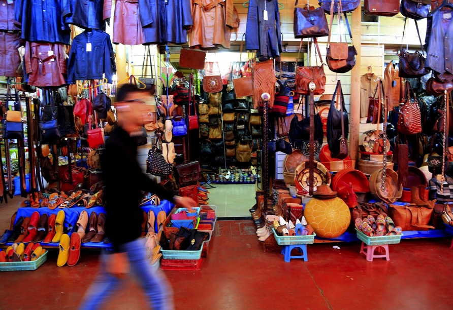 Neben Gewürzen finden Sie in Souks auch handgefertigte Waren und außergewöhnliche Souvenirs.