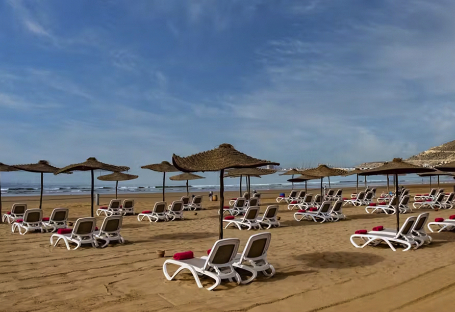Ihr Hotel liegt in erster Strandreihe, somit haben Sie den Strand direkt vor Ihrer Tür.