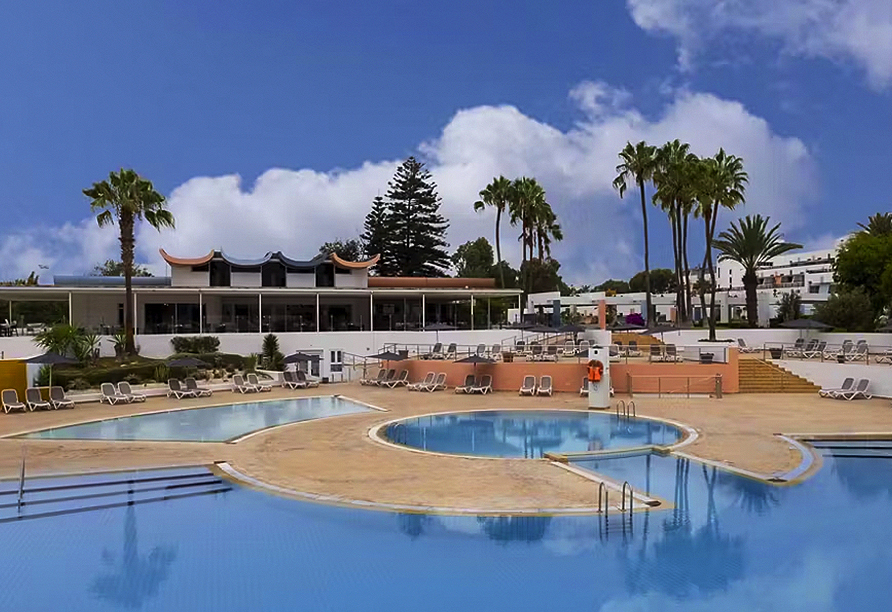 Genießen Sie die Sonnenstrahlen am Außenpool.