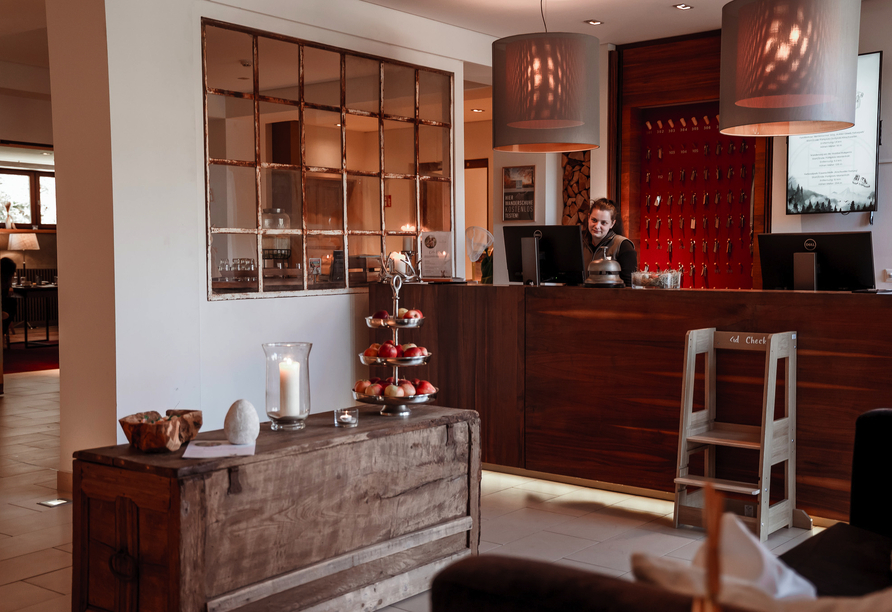 Die Rezeption begrüßt Sie herzlich.