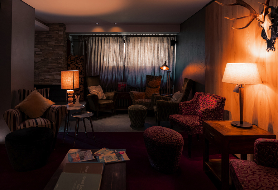 Machen Sie es sich in der Kaminlounge gemütlich.
