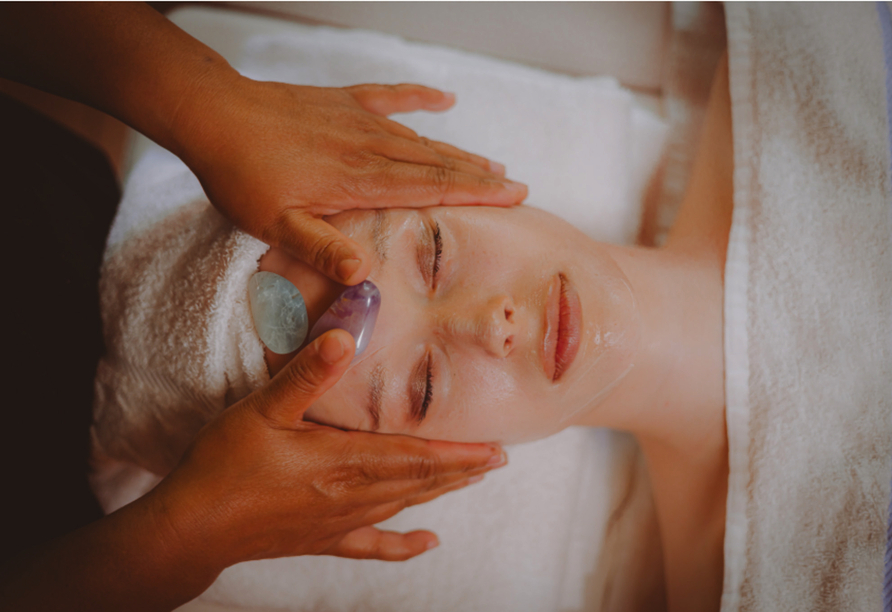 Eine wohltuende Wellnessanwendung bietet Entspannung pur.