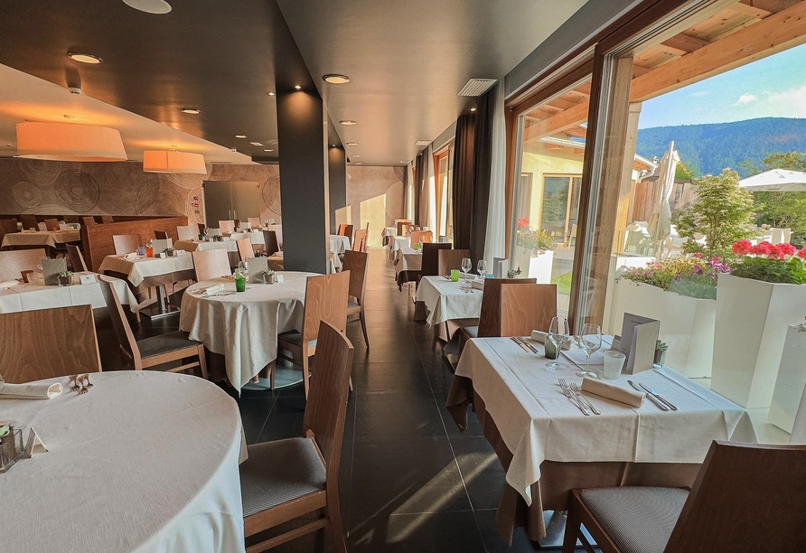 Im Restaurant des Hotels werden Sie mit frischen und regionalen Speisen verwöhnt.
