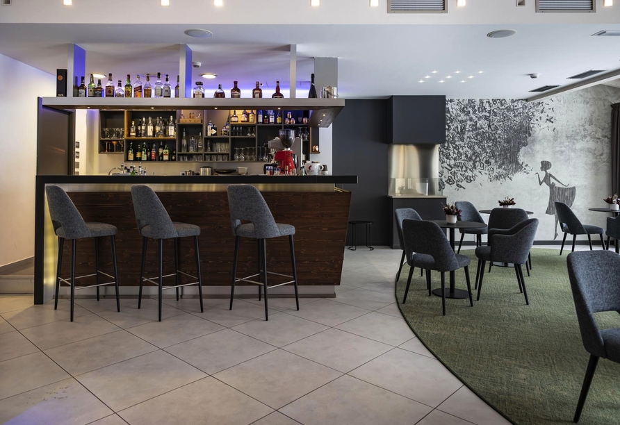 Verbringen Sie gesellige Abende in der gemütlichen Bar mit Lounge.