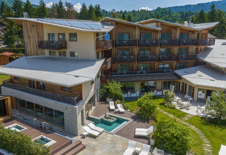 Ihr Hotel ist nach den Prinzipien der Bio-Architektur gestaltet und empfängt Sie in moderner und doch landestypischer Atmosphäre.