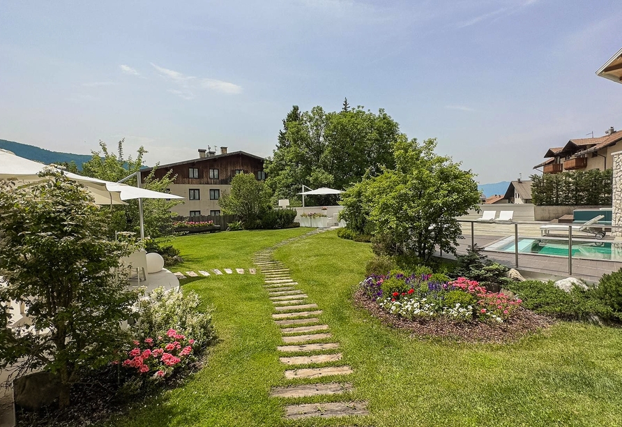 Der großzügige Garten lädt zum Verweilen ein.