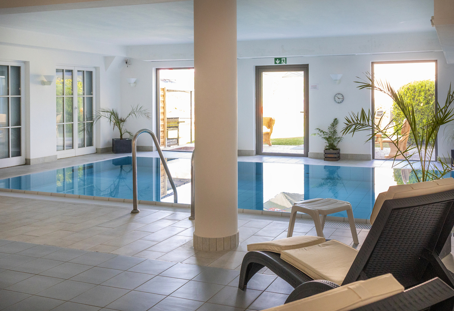 Entspannen Sie im Hallenbad des Hotels.