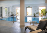 Entspannen Sie im Hallenbad des Hotels.