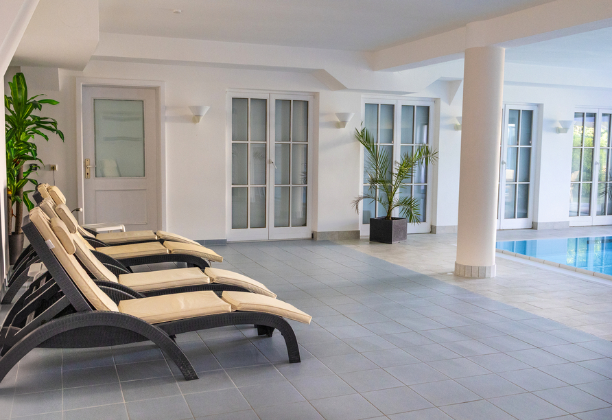 Liegestühle im Hallenbad laden zum Verweilen ein.