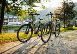 Leihen Sie sich ein E-Bike aus und gehen Sie auf Fahrradtour.