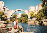 In Mostar verbindet die weltberühmte Brücke Kulturen und Geschichte. Ein Ort, der mit seinem Charme und seiner Authentizität begeistert.