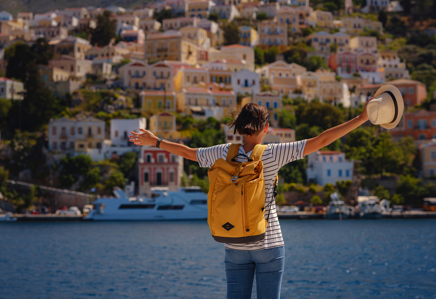 Mit dem Schiff gelangen Sie zur Nachbarsinsel Symi.