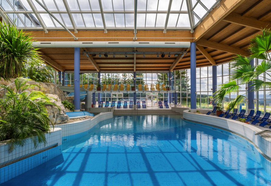 Ziehen Sie Ihre Bahnen im Hallenbad.