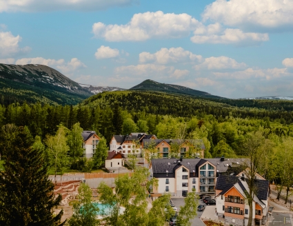 Das Green Mountain Hotel in Krummhübel empfängt Sie in ruhiger, dennoch atemberaubender Lage.