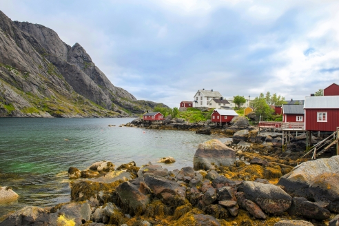 In Norwegen erwarten Sie zauberhafte Fjordlandschaften, wie z. B. in Leknes in den Lofoten.
