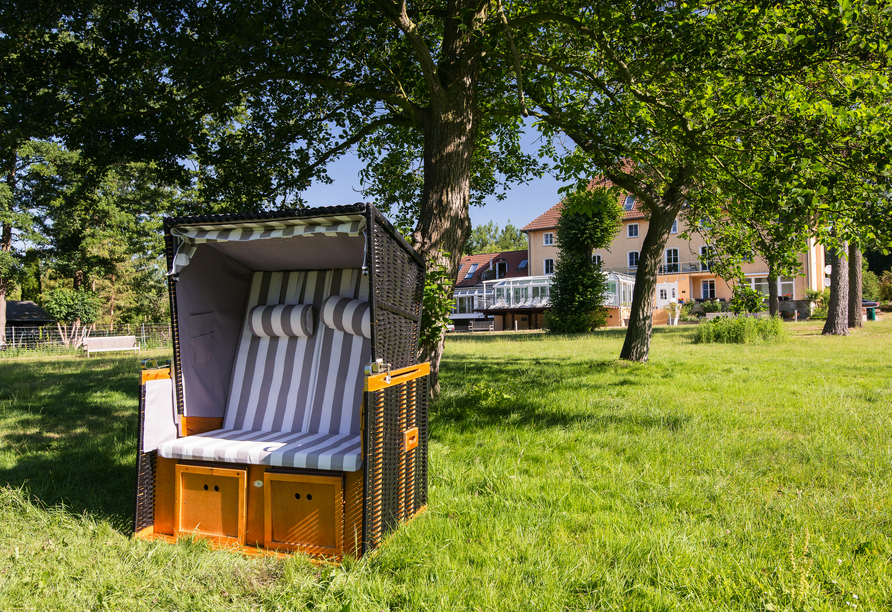 Das Seehotel bietet eine großzügige Parkanlage.