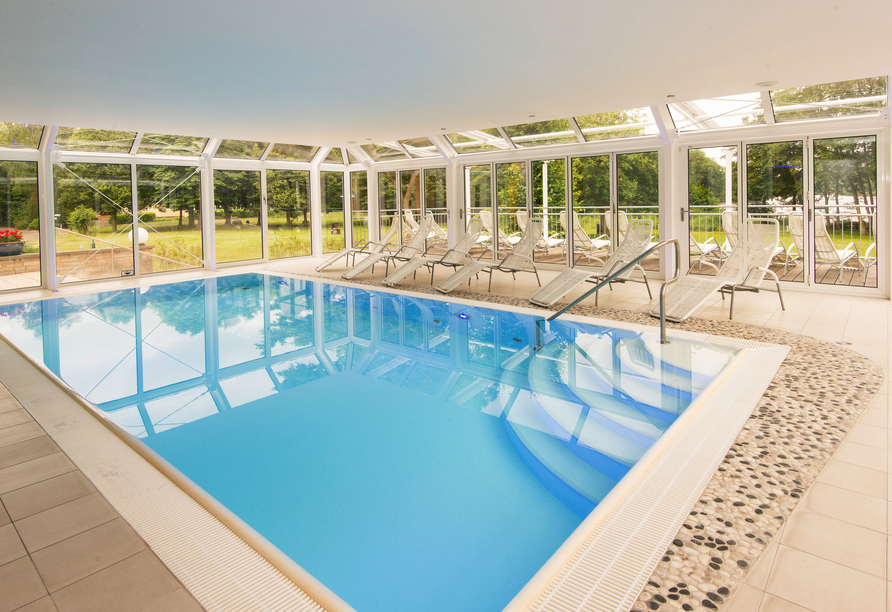 Ziehen Sie Ihre Bahnen im Hallenbad.