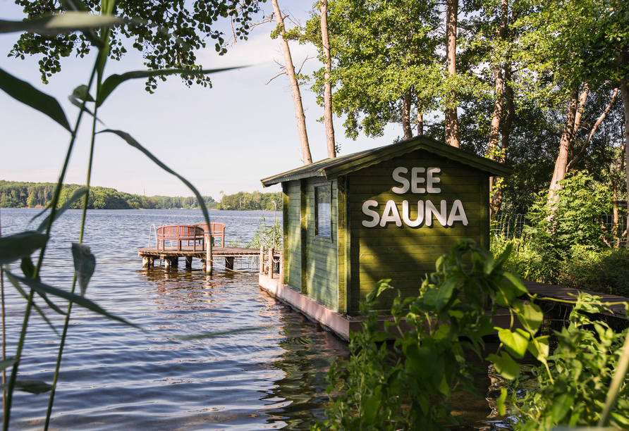 Entspannen Sie in der Seesauna mit tollem Ausblick.