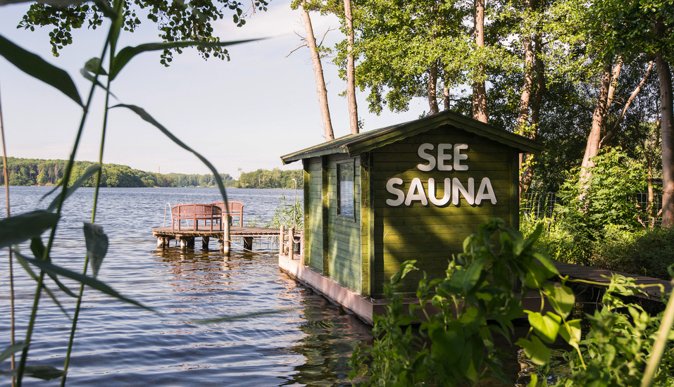 Entspannen Sie in der Seesauna mit tollem Ausblick.