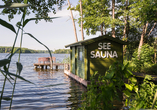 Entspannen Sie in der Seesauna mit tollem Ausblick.