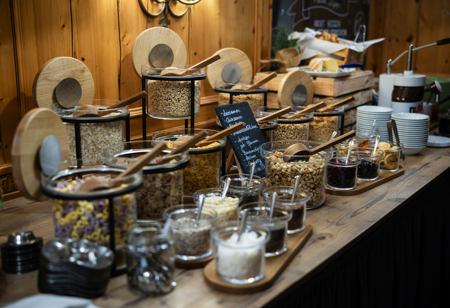 Genießen Sie das reichhaltige Frühstücksbuffet.
