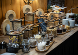 Genießen Sie das reichhaltige Frühstücksbuffet.