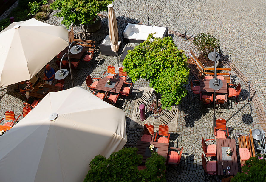 Blick auf die Terrasse des Hotels.