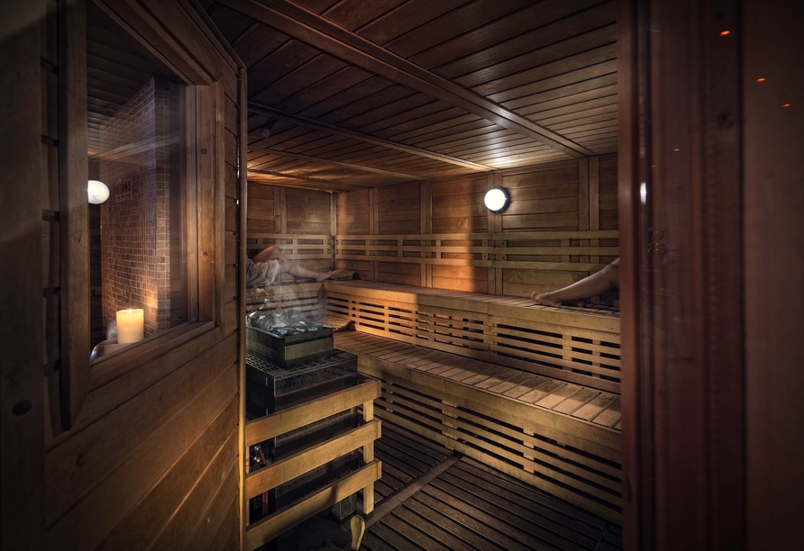 Genießen Sie die Ruhe und Wärme in der Sauna.