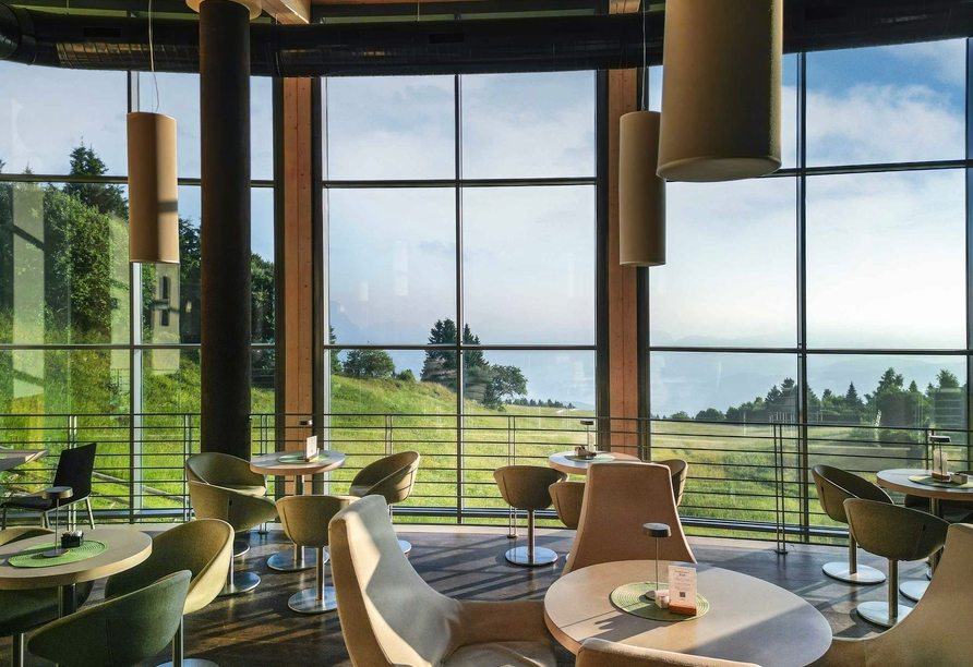 Von der Bar aus genießen Sie eine fantastische Aussicht auf die Umgebung.